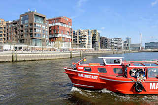 8632 Das Fahrgastschiff Ballinstadt der Maritimen Circle Line im Grasbrookhafen - Promenade am Dalmannkai; Wohnhuser in der Hamburger Hafencity. 