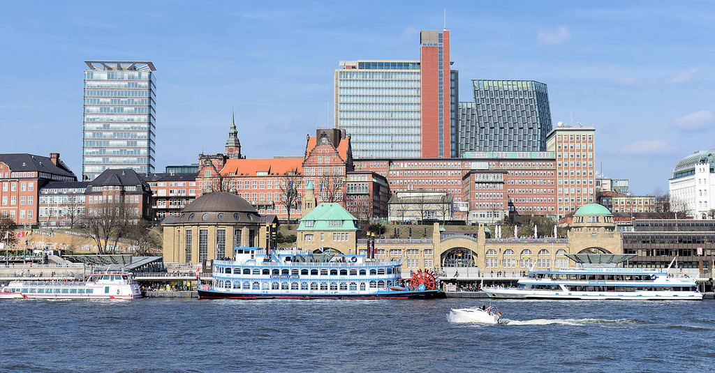 8643 Panorama von den Landungsbrcken in Hamburg St. Pauli - Fahrgastschiffe der Hafenrundfahrt liegen abfahrtbereit am Ponton, dahinter die Alte Navigationsschule und Hochhuser auf dem ehem. Gelnde der Bavaria-Brauerei - Skyline Hamburgs, Hafenkrone.