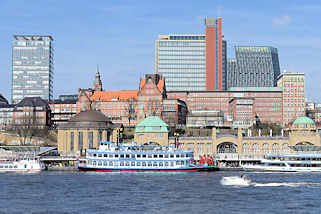 8643 Panorama von den Landungsbrcken in Hamburg St. Pauli - Fahrgastschiffe der Hafenrundfahrt liegen abfahrtbereit am Ponton, dahinter die Alte Navigationsschule und Hochhuser auf dem ehem. Gelnde der Bavaria-Brauerei - Skyline Hamburgs, Hafenkrone. 