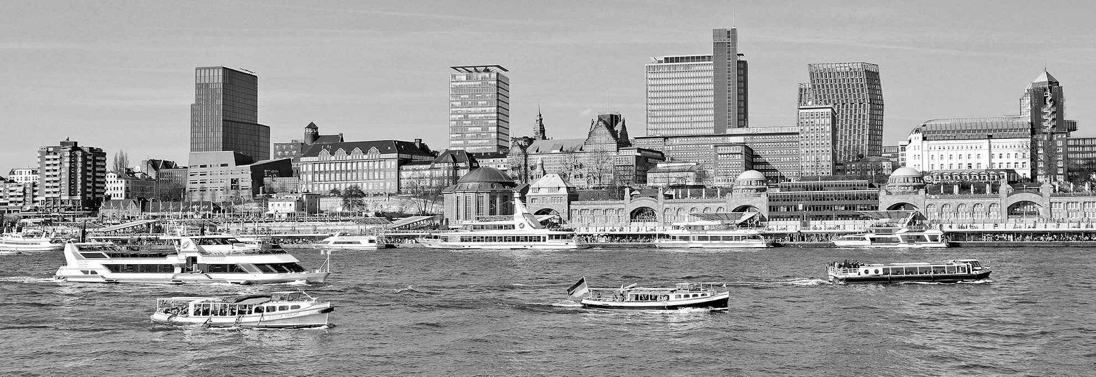 8679 Panorama vom Elbufer in Hamburg St. Pauli / Landungsbrcken - Fahrgastschiffe auf der Elbe und am Anleger - moderne Hochhuser und historische Architektur wie die Alte Navigationsschule, erbaut 1905 - Architekt Albert Erbe.