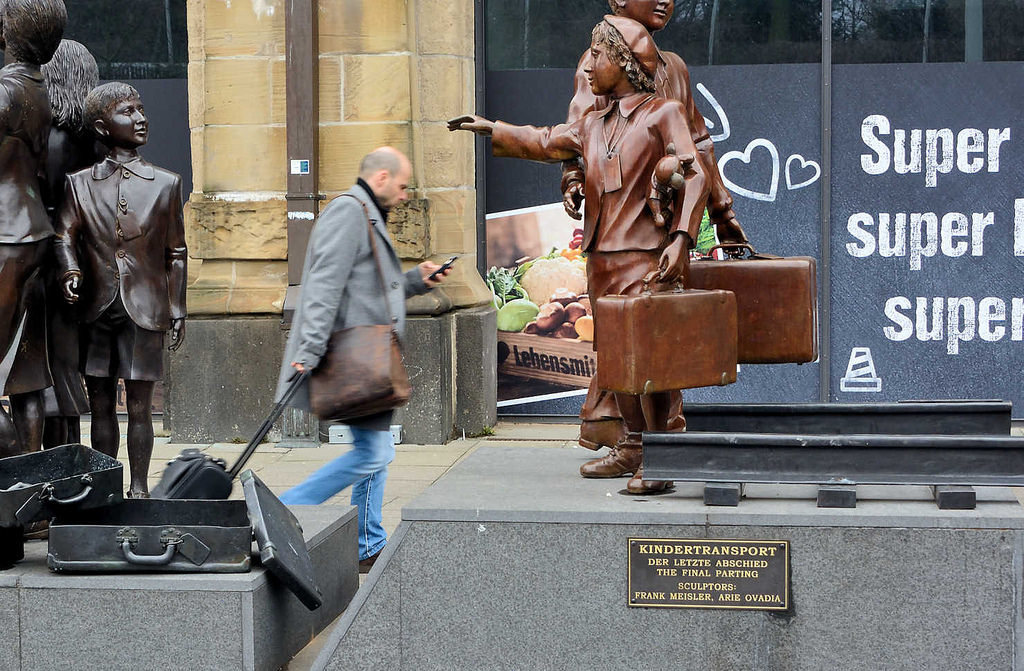 Kindertransport - Der letzte Abschied, Bildhauer Frank Meisler - Denkmal am Dammtorbahnhof in Hamburg; eingeweiht 2015. Von Dezember 1938 bis August 1939 wurden mehr als 10.000 - berwiegend jdische - Kinder aus dem "Dritten Reich" per Zug und Schiff nach England gebracht - um sie vor der Verfolgung durch die Nationalsozialisten in Sicherheit zu bringen. Die Eltern blieben zurck.