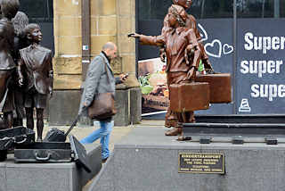 4286 Kindertransport - Der letzte Abschied, Bildhauer Frank Meisler - Denkmal am Dammtorbahnhof in Hamburg; eingeweiht 2015. Von Dezember 1938 bis August 1939 wurden mehr als 10.000 - berwiegend jdische - Kinder aus dem "Dritten Reich" per Zug und Schiff nach England gebracht - um sie vor der Verfolgung durch die Nationalsozialisten in Sicherheit zu bringen. Die Eltern blieben zurck.