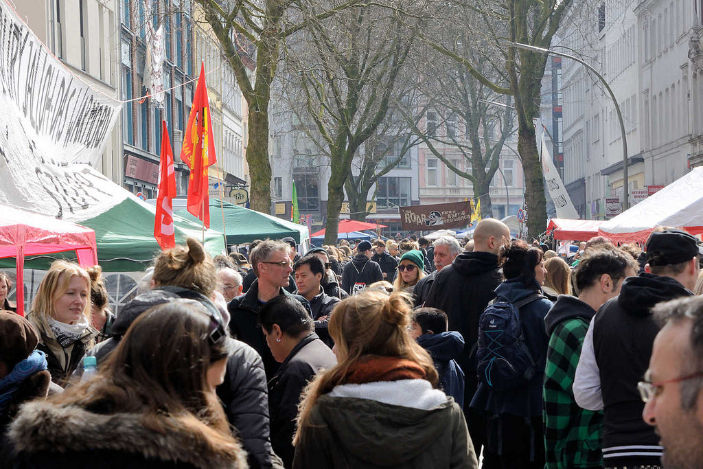 4306 Strassenfest auf der Bartelsstrasse im Hamburger Stadtteil Sternschanze - die Anwohner protestieren mit einem Schanzenfrühjahrsfest gegen die Gentrifizierung ihres Stadtteils.