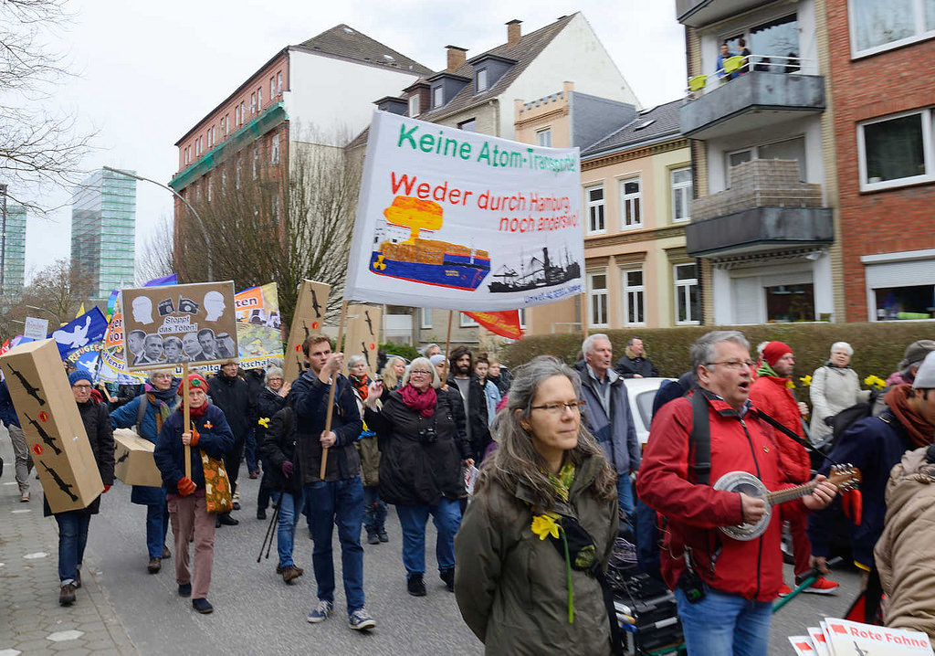 8234 Hamburger Ostermarsch 2016 - Motto: Keine Bundeswehreinstze im Ausland! Syrieneinsatz beenden! Rstungsexporte stoppen! Flchtlinge aufnehmen! Fluchtursachen bekmpfen!