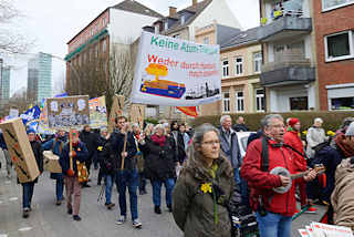 8234 Hamburger Ostermarsch 2016 - Motto: Keine Bundeswehreinstze im Ausland! Syrieneinsatz beenden! Rstungsexporte stoppen! Flchtlinge aufnehmen! Fluchtursachen bekmpfen!