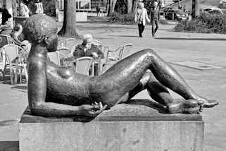 8467 Liegender Frauenakt - Bronzeskulptur am Gorch Fock Wall; Bildhauer Edgar Augustin.