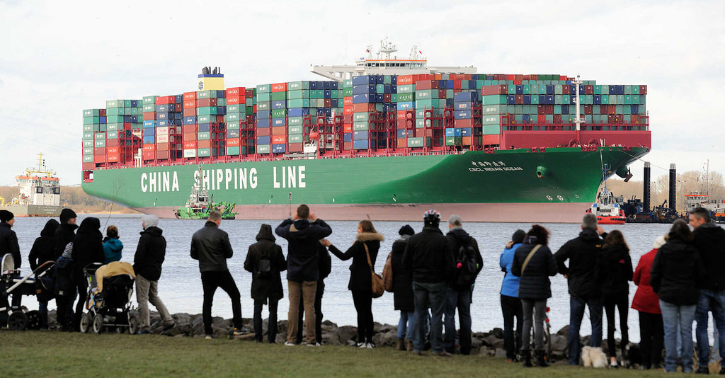 7769 Schaulustige am Elbufer in Grnendeich blicken zum havarierten Containerfrachter CSCL Indian Ocean.