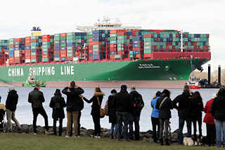 7769 Schaulustige am Elbufer in Grnendeich blicken zum havarierten Containerfrachter CSCL Indian Ocean. 