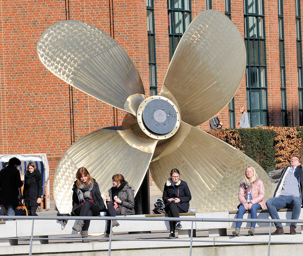 7925 Schiffspropeller / Schiffsschraube aus Bronze auf dem Vorplatz zum Internationalen Maritimen Museum in der Hamburger Hafencity.