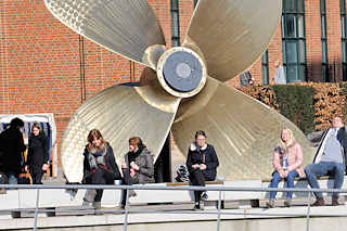 7925 Schiffspropeller / Schiffsschraube aus Bronze auf dem Vorplatz zum Internationalen Maritimen Museum in der Hamburger Hafencity.