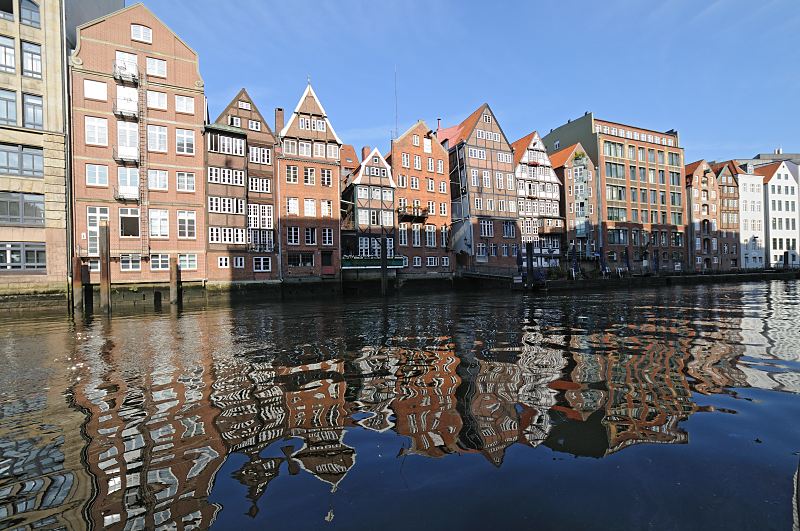 Hamburg am Morgen - Nikolaifleet, historische Huser der Deichstrasse.. 124_6142 | Blick ber das Nikolaifleet - die historischen Huser der Deichstrasse spiegeln sich am frhen Morgen im Wasser des Fleets.  Die Gebude, die in der Deichstrasse stehen, haben teilweise ihren Ursprung um 1680, auf der Fleetseite ist die alte Fachwerkfront der Huser erhalten geblieben, whrend an der Straenseite hufig bauliche Vernderungen vorgenommen wurden.