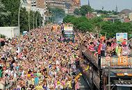 128_0058 | Schlagermove Hamburg - 44 Trucks fahren auf der Parade des Hamburger Schlagermoves durch Hamburg St. Pauli. Zwischen 300 000 und 500 000 im Stil der 1970er Jahre geschmckten Besucher und Besucherinnen sumen die Strecke des Konvois, der nach dem Motto "Ein Festival der Liebe" dekoriert ist und sangen die alten deutschen Schlager mit, die aus den Lautsprechern der Lastwagen drhnen. 