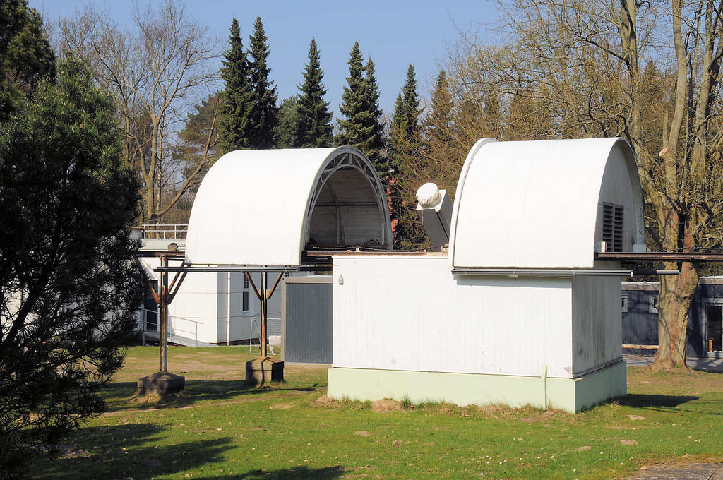 5522 Hamburger Sternwarte in Bergedorf. ist eine von der Universitt Hamburg betriebene historische Forschungssternwarte. Sie befindet sich seit 1909 auf dem Gojenberg in Hamburg Bergedorf und steht seit 1996 unter Denkmalschutz.