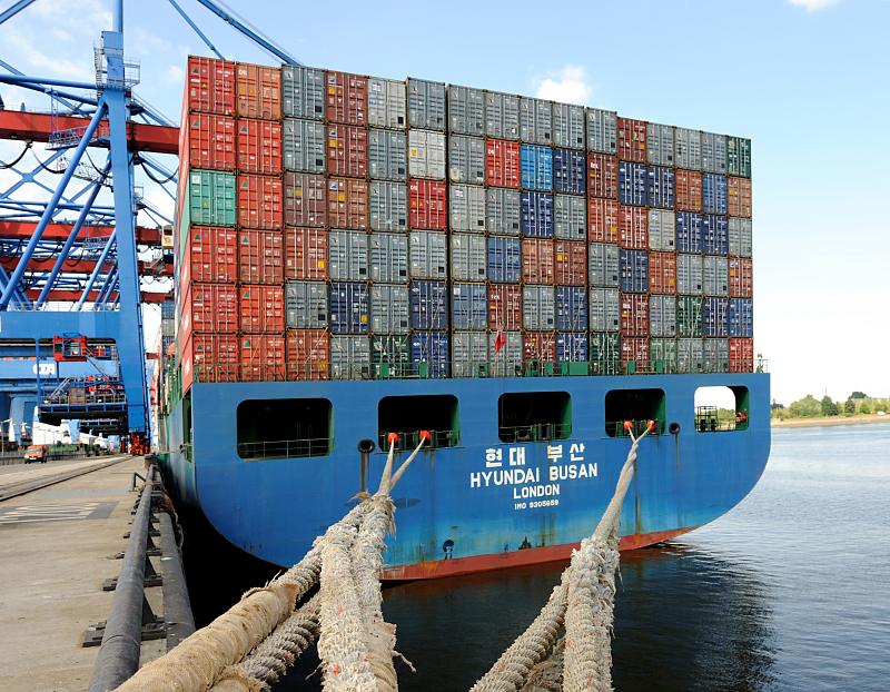 136_6123 | Der Containerfrachter HYUNDAI BUSAN liegt fest vertut am Ballinkai des HHLA Container Terminals Hamburg Altenwerder. Das Heck des Schiffs ist mit Containern hoch beladen. bilder-hamburg.de Mit Containern hochbeladenes Schiffsheck der HYUNDAI BUSAN; Schiffstaue Hafen Hamburg.