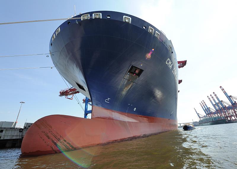 139_6260  Wulstbug der CMA CGM CALLISTO im Hamburger Hafen am HHLA Terminal Burchardkai - ein kleines Fahrgastschiff der Hafenrundfahrt fhrt mit Hamburg Touristen dicht an der Schiffswand entlang. Das 2010 fertiggestellte Containerschiff CMA CGM CALISTO hat eine Lnge von 364m und eine Breite von 45,6m. Der Containerriese kann 11 356 TEU Standartdcontainer transportieren. hamburg-fotograf.com