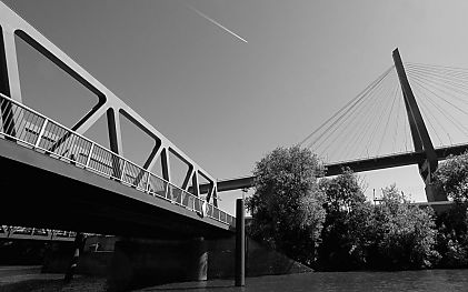 011_25834 | Eisenbahnbrcke ber den Kanal; im Hintergrund die Pfeiler der Khlbrandbrcke.