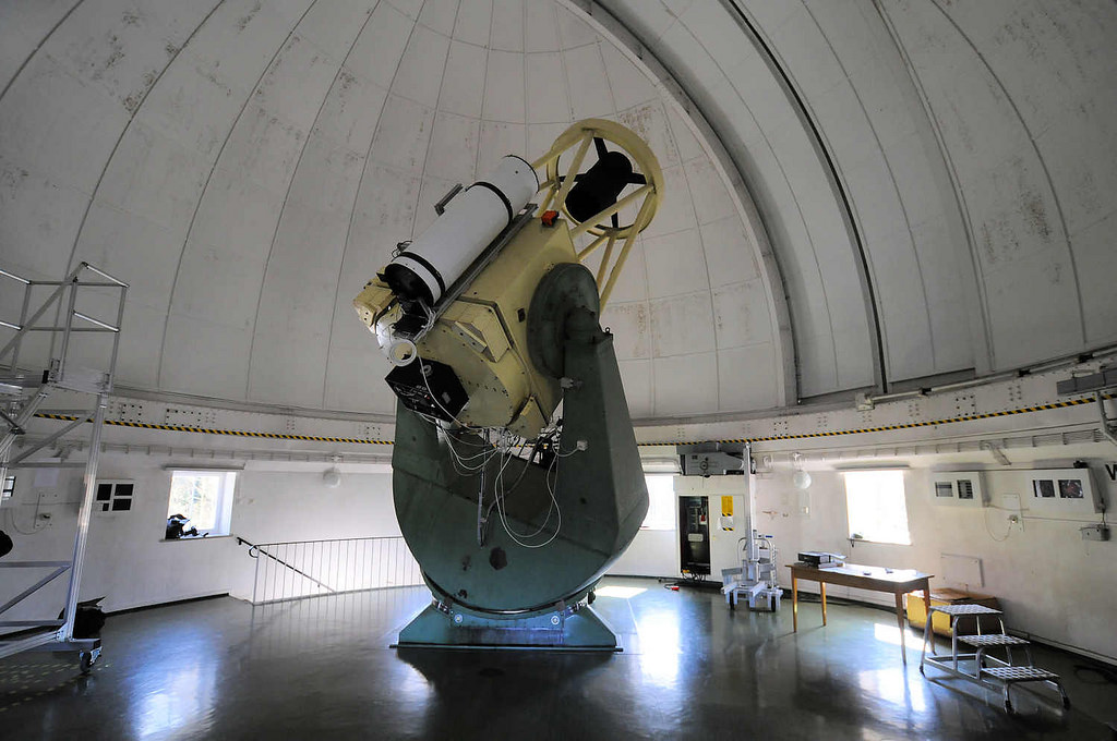 5594 Teleskop der Hamburger Sternwarte in Bergedorf im Gegenlicht - Schwarz Weiß Aufnahme. Hamburger Sternwarte in Bergedorf. ist eine von der Universität Hamburg betriebene historische Forschungssternwarte. Sie befindet sich seit 1909 auf dem Gojenberg in Hamburg Bergedorf und steht seit 1996 unter Denkmalschutz.