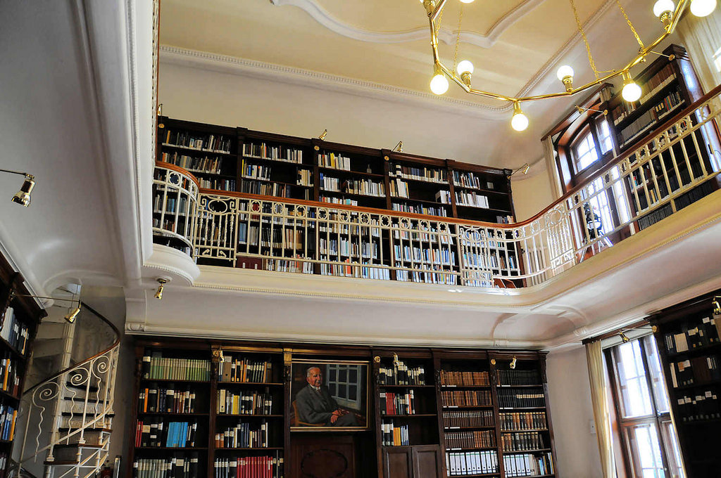 55945532 Bibliothek der Hamburger Sternwarte in Bergedorf im Hauptgebude. Hamburger Sternwarte in Bergedorf. ist eine von der Universitt Hamburg betriebene historische Forschungssternwarte. Sie befindet sich seit 1909 auf dem Gojenberg in Hamburg Bergedorf und steht seit 1996 unter Denkmalschutz.