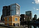 011_25821 | Architektur am Binnenhafen von Hamburg- Harburg. Ganz im Hintergrund liegt der sogen. Channeltower, davor das zu einem Brogebude umgebautes Silo. Danach folgt die denkmalgeschtzte Industriearchitektur der Harburger lmhle und der umgebaute Kaispeicher am Veritaskai. Im Vordergrund ein modernes Hausboot.