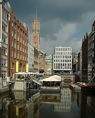 011_25822 | der hohe Turm am Bleichenfleet an der Poststrasse in der Hamburger Innenstadt gehrt zu dem historischen Postgebude, das 1845 erbaut wurde. Auf diesem Turm befand sich ein optischer Telegraf, der den Endpunkt einer Nachrichtenbermittlung nach Cuxhaven darstellte. Der Architekt des Postgebudes war Alexis de Chateauneuf (1799 - 1853)