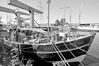 6936 Holzkutter am Kanalplatz im Harburger Hafen - im Hintergrund die Lotsekanal Klappbrcke.