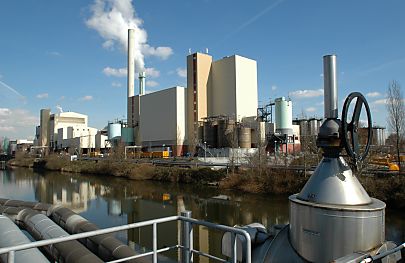 011_25814 | Mllverbrennungsanlage / Schornsteine an der Borsigstrasse; technische Rohream Kanal in Hamburg Rothenburgsort.