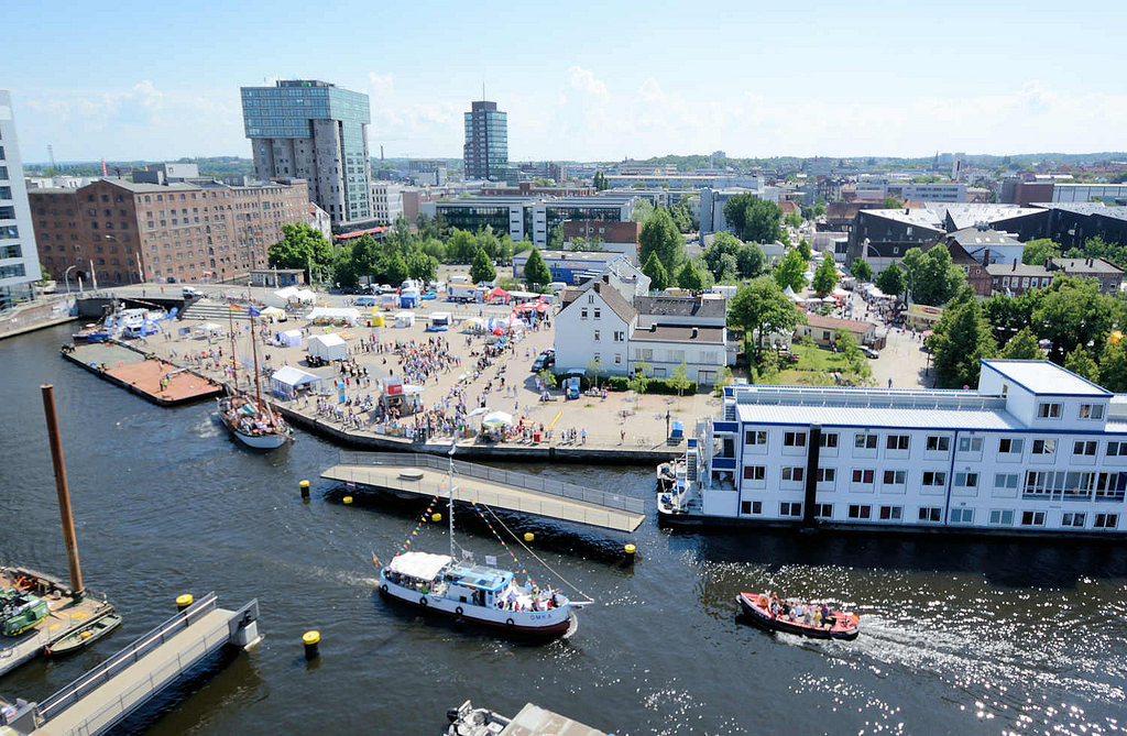6926 Luftaufnahme vom Binnenhafen in Hamburg Harburg - Blick auf den Kanalplatz und die Gebäude am Westlichen Bahnhofskanal. Die Fussgänger Drehbrücke über den Lotsekanal ist geöffnet, der Kutter Omka passiert die Durchfahrt.