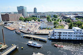 6926 Luftaufnahme vom Binnenhafen in Hamburg Harburg - Blick auf den Kanalplatz und die Gebude am Westlichen Bahnhofskanal. Die Fussgnger Drehbrcke ber den Lotsekanal ist geffnet, der Kutter Omka passiert die Durchfahrt.