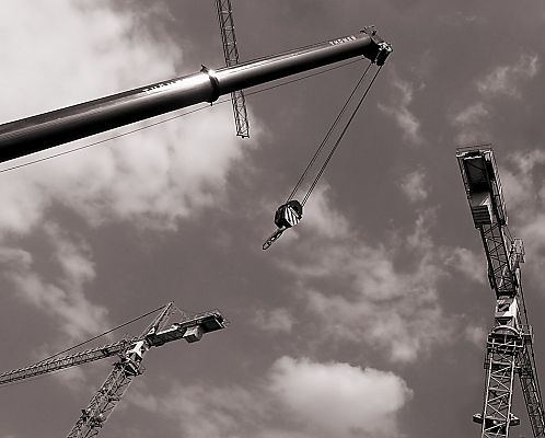 011_25811 | Baustelle in Hamburg; Krne verrichten ihre Arbeit - ein neues Gebude wird in der Hansestadt gebaut.