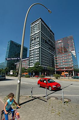 011_25799 | Hochhuser am Berliner Tor; Berliner Tor Zentrum. In der Mitte das ehem. Polizeihochhaus (Umbau Architekturbro Bothe, Richter, Teherani; die Neubauten wurden von den Architekten Alsop und Strmer entworfen.