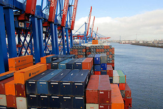 2216 Das Containerschiff am Containerterminal Altenwerder ist fertig beladen - hoch stapeln sich die Container an Deck des Frachters; die Containerbrcken sind hoch geklappt. Im Hintergrund die Khlbrandbrcke.