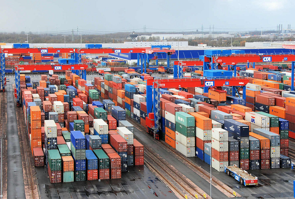 2252 Blick ber das Hamburger Containerterminal Altenwerder. Die gestapelten Container warten im Containerlager auf ihren Transport.