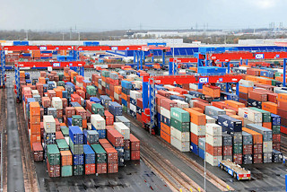 2252 Blick über das Hamburger Containerterminal Altenwerder. Die gestapelten Container warten im Containerlager auf ihren Transport.
