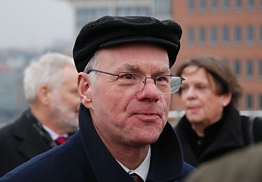 011_25914 | Bundestagsprsidenten Norbert Lammert beim Hamburg Besuch auf dem Dach vom Kaispeicher A; im Hintergrund Kultursenatorin Karin von Welck.