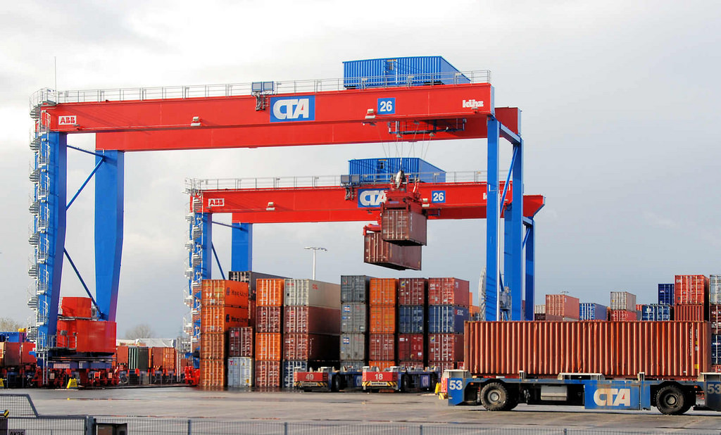 2097 Containertransport auf dem Hamburger Containerterminal Altenwerder - im Vordergrund transportiert ein automatisches Fahrzeug (Automated guided Vehicles / AGV ) einen Container.
