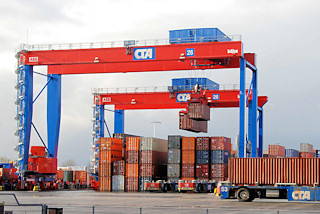 2097 Containertransport auf dem Hamburger Containerterminal Altenwerder - im Vordergrund transportiert ein automatisches Fahrzeug (Automated guided Vehicles / AGV ) einen Container.