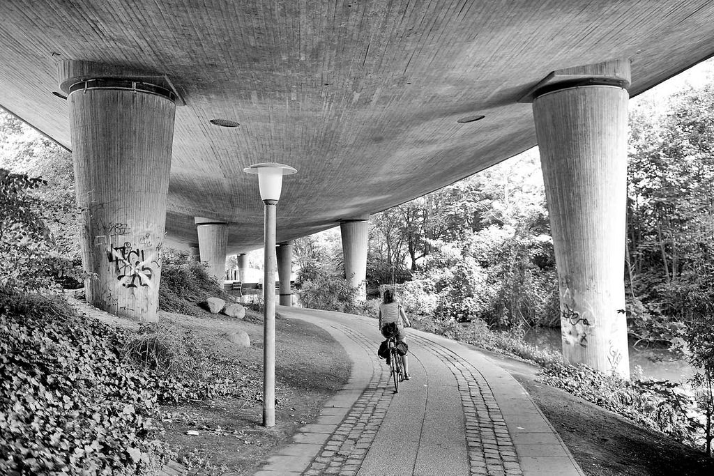 0740 Strae auf Stelzen - Straenfhrung der Bundesstrae 75 ( B 75 ) in Hamburg Harburg; Fahrradweg / Fuweg unter der Staenfhrung.