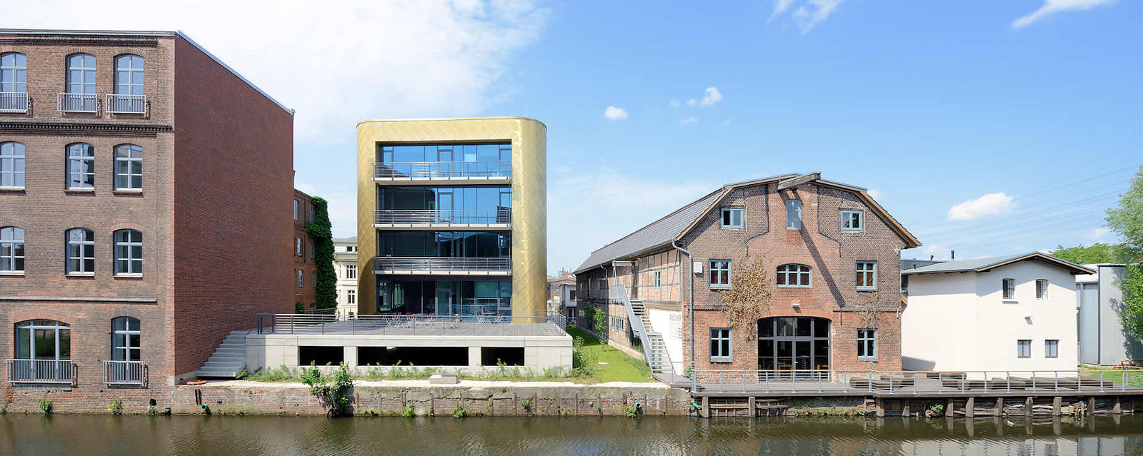 0707 Moderne und historische Architektur am Kaufmannskanal in Hamburg Harburg; re. der 1827 erbaute Speicher an der Blohmstrae - 2015 restauriert und zu einem Veranstaltungsgebude umgebaut.