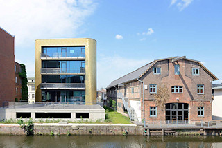 0707 Moderne und historische Architektur am Kaufmannskanal in Hamburg Harburg; re. der 1827 erbaute Speicher an der Blohmstrae - 2015 restauriert und zu einem Veranstaltungsgebude umgebaut.