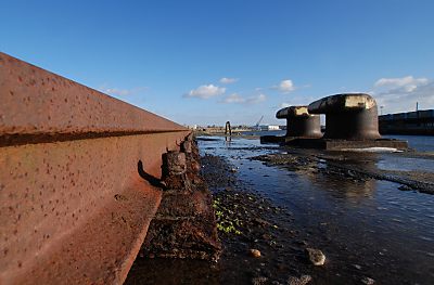 011_25930 | Fhrungsschiene eines Krans am Bakenhafen; rechts eiserne Poller , an denen frher die Frachter am Kai festgemacht wurden.