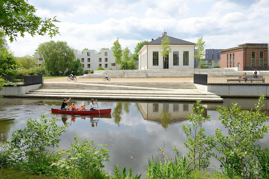 0496 Blick ber die Rathauswettern zur Industriearchitektur vom ehem. Wasserwerk in Hamburg Wilhelmsburg - Fahrrder auf der Promenade, ein Kanu fhrt auf dem Entwsserungsgraben.