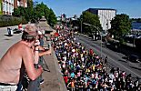 011_25932 | mit nacktem Oberkrper und der Bierdose in der Hand beobachten zwei Mnner den Demonstrationszug des Euromayday an den St. Pauli Landungsbrcken.