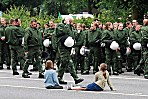 011_25936 | die Einsatzkrfte der Hamburger Polizei sammeln sich bei der Protestdemonstration gegen den Asem Gipfel / Konferenz in der Hansestadt Hamburg - die Polizisten stehen an der Strasse mit ihrem Helm in der Hand, ein Einsatzleiter wird von Kindern beobachtet.