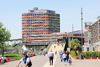 8924 Blick vom Berta Krger Platz ber die Bahnhofspassage zum Gebude der Hamburger Behrde fr Stadtentwicklung und Umwelt (BSU) + Landesbetrieb Geoinformation und Vermessung in Hamburg Wilhelmsburg; fertiggestellt 2013.