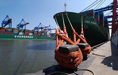 011_25945 | derr Bug der CSCL PUSAN - vier Trossen alten das Schiff am Kai - im Hintergrund ein Frachter am Burchardkai.