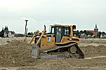 011_25964 | Bulldozer auf der Baustelle zur Airbus Startbahnverlngerung Hamburg Neuenfelde / Finkenwerder; im Hintergrund die St. Pankratiuskirche von Neuenfelde.