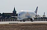 011_25965 | ein Airbus BELUGA Frachtflugzeug auf der fertig gestellten Starbahn / Landebahn Verlngerung. Im Hintergrund die St. Pankratiuskirche und eine Lrmschutzwand, die die Bewohner von Neuenfelde gegen den Fluglrm schtzen soll.