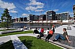 011_25980 | Hamburg Besucher in der Hafencity auf dem Marco Polo Platz - die Touristen interessieren sich fr die entstehende Hafencity und die unterschiedliche Architektur auf dieser Grossbaustelle Hamburgs. 