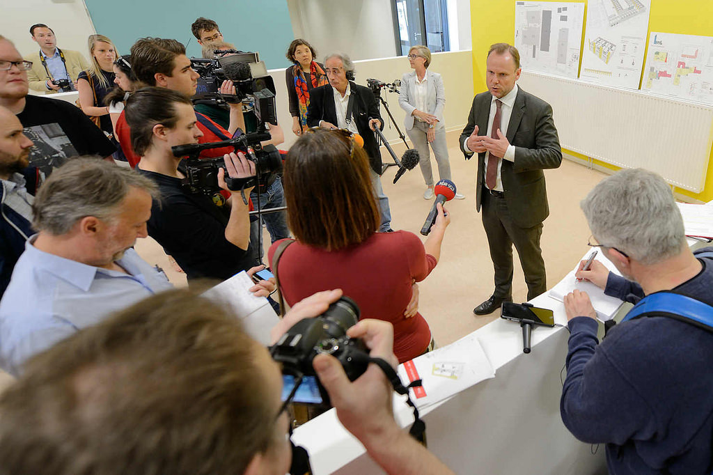 0058 Vorstellung des neuen Ankuftszentrum fr Flchtlinge in Hamburg Rahlstedt / Meiendorf durch den Hamburger Innensenator Andy Grote.