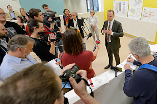 0058 Vorstellung des neuen Ankuftszentrum fr Flchtlinge in Hamburg Rahlstedt / Meiendorf durch den Hamburger Innensenator Andy Grote.